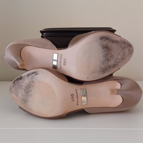 EUC Badgley Mischka Champagne/Taupe Satin Jeweled Open Toe Pumps 6.5 - Picture 10 of 12